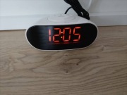 Biały cyfrowy elektroniczny zegar półkowy z pomarańczowymi cyframi