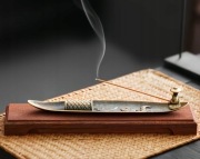 Podstawka „Rybak Zen” – Cisza i Spokój na Aromatycznej Rzece