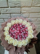 Bukiet z róż mydlanych na urodziny Walentynki Box ze słodyczy dla niej 