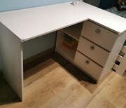 Biurko narożne z gniazdem wpuszczanym w blat, 3 szuflady