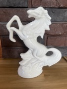 Dekoracyjna ozdobna figurka z porcelany kon retro prl vintage szubin