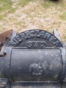 Stara zabytkowa sieczkarnia do cięcia słomy, siana Fabryka Sierpczanka