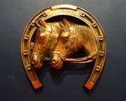 Ozdobna podkowa z parą koni - masywna  16,5  x 17 cm 