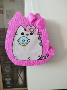 Piniata kot różowa z kokardką 