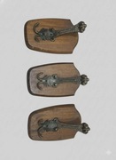 Haki mosiężne na dębowych rozetach w  starym stylu wieszaki