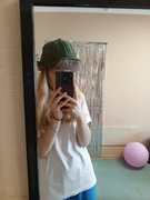 Zielona zimowa czapka z futerkiem – styl i ciepło