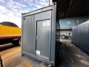 Kontener biurowo – socjalny z okratowaniem i przedsionkiem