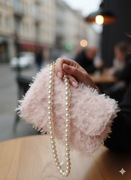 Różowa, puszysta mała kopertówka z rączką z perełek, ręczne robiona 