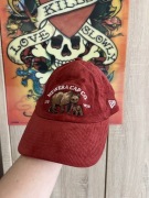 Czapka sztruksowa New Era z daszkiem unisex z motywem dzikiej przyrody