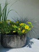 Czarna oslonka ceramiczna na doniczkę