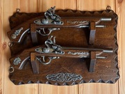 Repliki broni dwóch Pistoletów na wieszaku drewno - Łowca myśliwy 