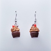 Kolczyki wiszące na biglu muffinki z czekoladą i truskawką z modeliny fimo 