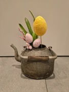 Stary aluminiowy czajnik z drewnianą rączką doniczka 