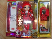 Lalka Rubi Anderson z serii Rainbow High Winter Break, czerwony strój, nowa