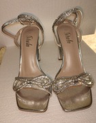 Srebrne sandały na słupku 