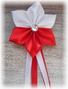 Kotylion narodowy przypinka -kwiat kanzashi biało czerwony kryształek.