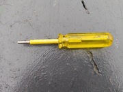 Narzędzie do wkładania i wyjmowania wtyczek AMP INC.