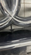 Grill do audi a8 4N0853651K uszkodzony po kolizji