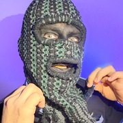 Ręcznie wykonana czarno-zielona kominiarka z otworami na oczy i usta