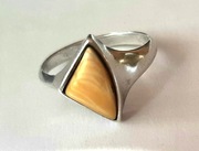 Srebrny stary pierścionek z żółtym bursztynem 