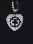 Naszyjnik, wisiorek serce z logo grupy Tokio Hotel biały 2