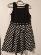 Czarno-biała sukienka Cocomore w geometryczny wzór 