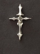 Krzyż gotycki z czaszką naszyjnik, wisiorek z  łańcuszkiem 