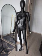 Manekin damski ekspozycyjny całopostaciowy czarny