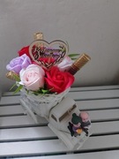 Autko ozdoba z kwiatami mydlanymi na dzień babci i dziadka 