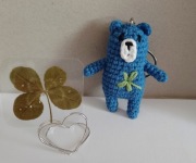 Prezent na szczęście. Miś breloczek i prawdziwa czterolistna koniczyna