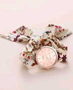 Zegarek z ozdobną opaską 