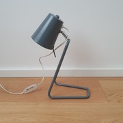 Lampa biurkowa Leitmotiv model Z, szara