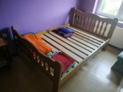 Łóżko drewniane ze stelażem. Dąb lakierowany. 