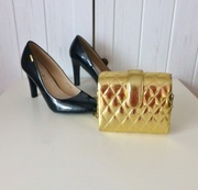 Vintage Love złota mała torebka kuferek na długim łańcuszku