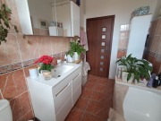 Białe meble łazienkowe używane