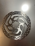 tarcza hamulcowa Shimano SM-RT26 z mocowaniem na 6 śrub.