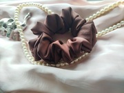 Elegancka Gumka do Włosów z Satyny z Jedwabiem – Kolor Brązowy Chocolate 