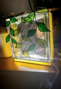 Lampka z bloku szklanego z motywem roślinnym że szkła witrażowego 