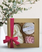 Zestaw świeca sojowe Matka Boska kwiaty podstawka z gipsu na prezent