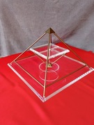 Piramida Horusa wraz z książką.