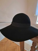 Kapelusz z falistym rondem rozm.M/ 57 cm