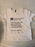 biała luźna koszulka tshirt śmieszny wypukły nadruk social media post