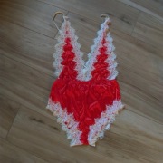 Body czerwone obszyte białą koronką piżama 