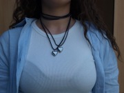 szary naszyjnik lub pasek ze stalowym srebrnym sercem