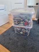 Dwa pudelka klocków lego i cobi