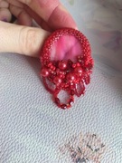 Nowa ręcznie robiona czerwona broszka