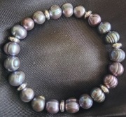 Bransoletka z pereł słodkowodnych i hematytem. 