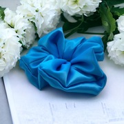 Gumka scrunchie duża, niebieska, satynowa