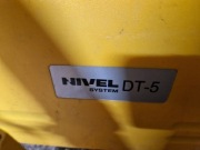 Nivel DT-5 ze statywem. Teodolit