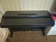 Technics Pianino cyfrowe z wbudowanymi głośnikami i pedałami.